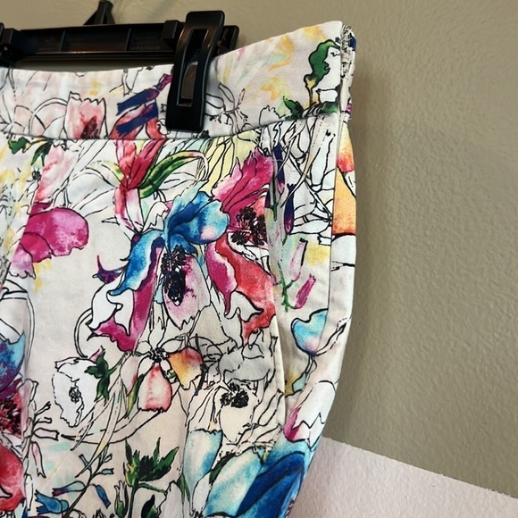 Express Women's flowered shorts size 0 - Picture 2 of 6